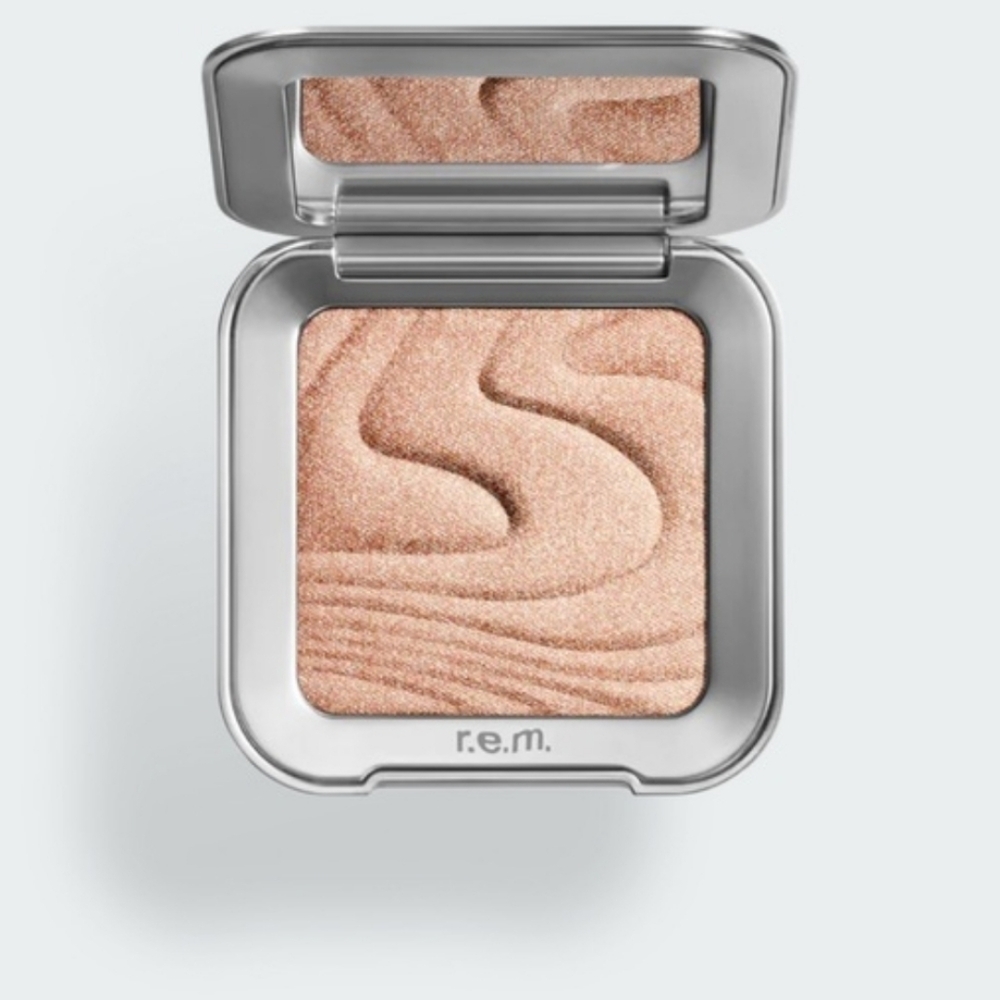 R.E.M. Beauty Interstellaire Top Coat Enlumineur in the shade Miss Uranus.